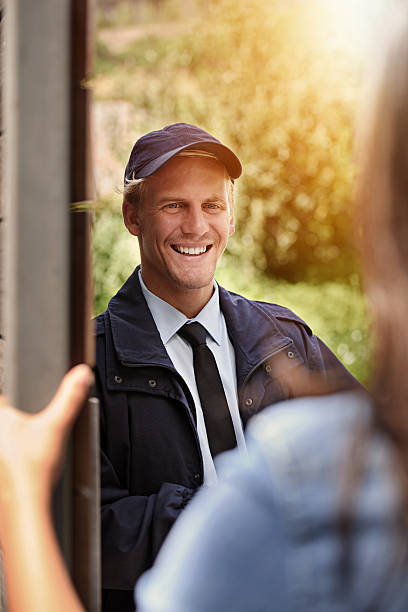Cropped shot of a young man making a delivery to a woman at her homehttp://195.154.178.81/DATA/i_collage/pi/shoots/783689.jpg